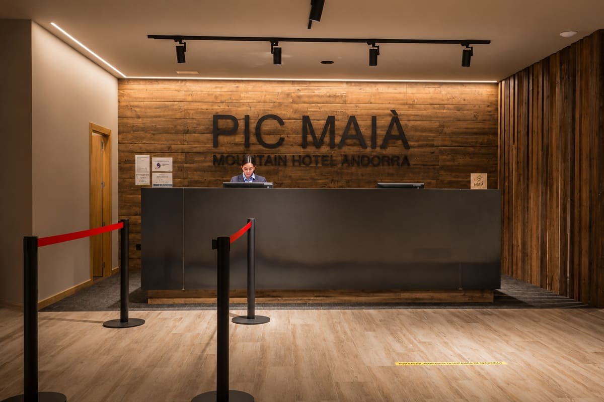 Recepción del Pic Maià Mountain Hotel Andorra